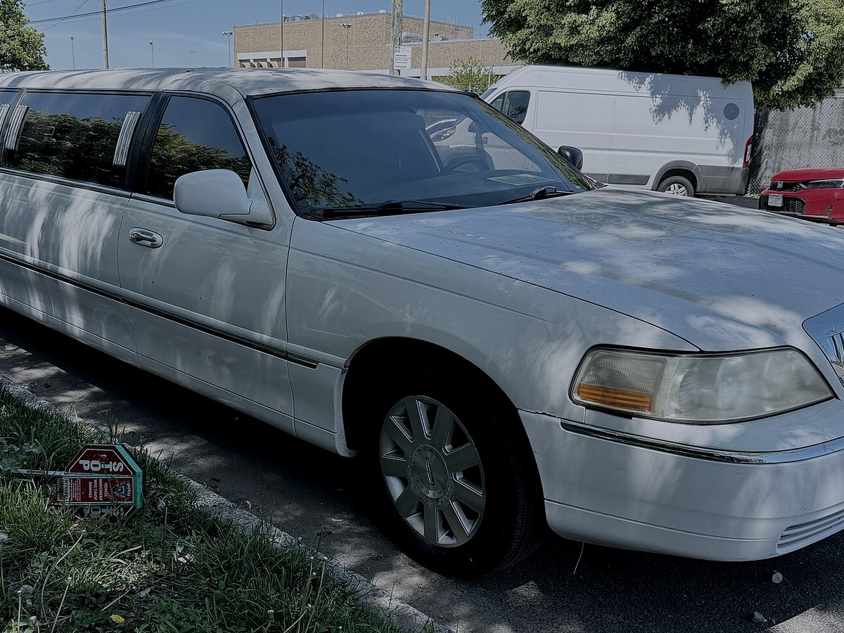 2019 Lincoln Stretch Limousine in black — Stretch Limousines chauffeur vehicle seating 8 passengers