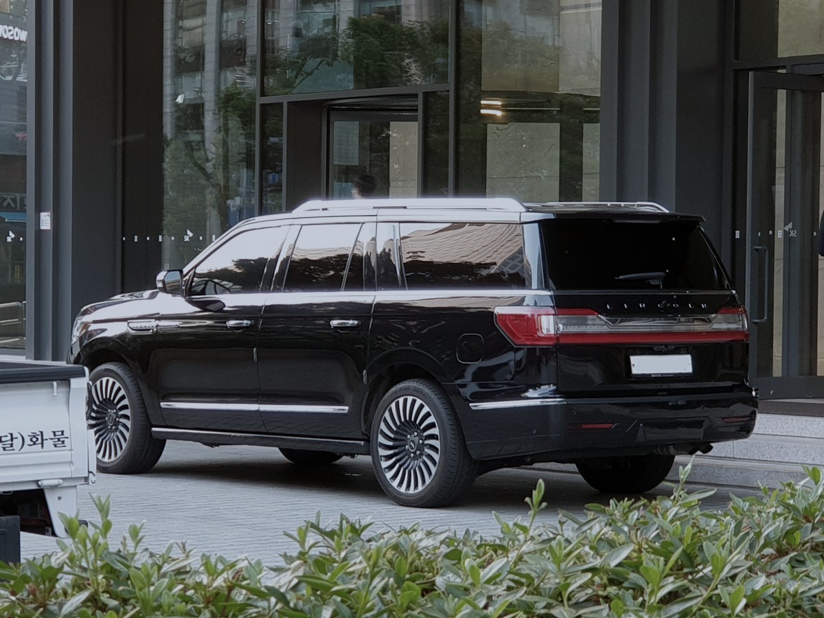 2025 Lincoln Navigator in black — Executive SUVs chauffeur vehicle seating 6 passengers